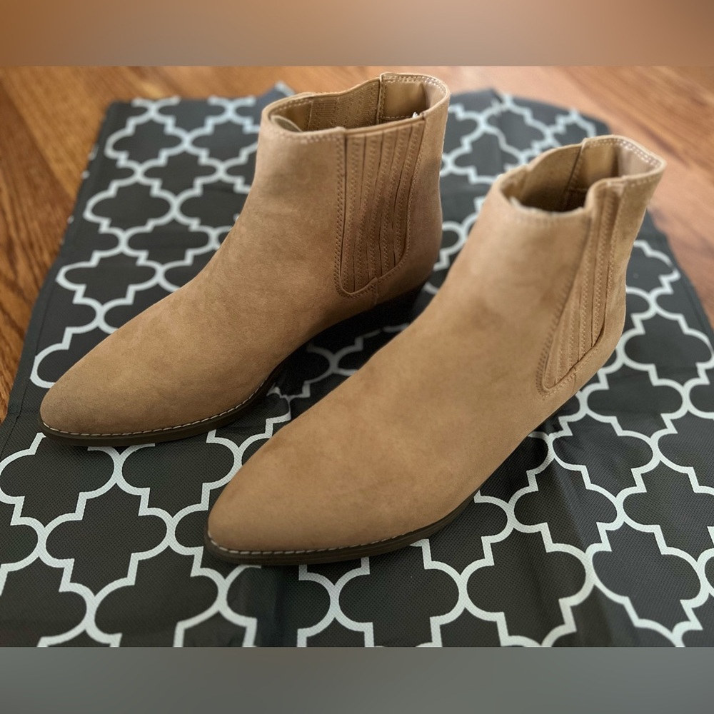 Universal Thread Tan Chelsea Ankle Boots - Size 10
